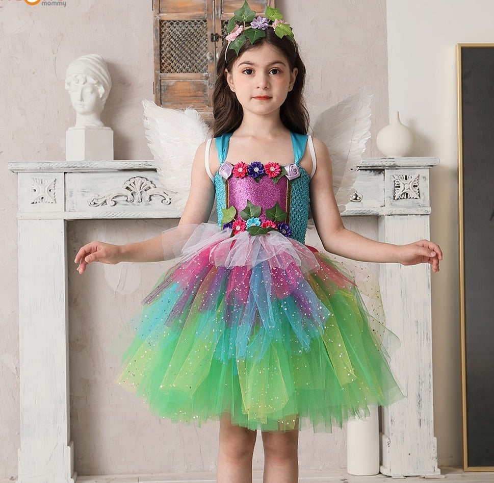 Traje de princesa da floresta e menina com bastão para jogar jogos de  fantasia de infância e felicidade conto de fadas da natureza e rosto de  criança feliz na floresta brincar com